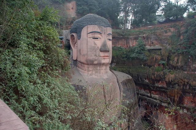 樂山大佛為何以屹立千年？又為何既不雙手合十也不打坐呢？