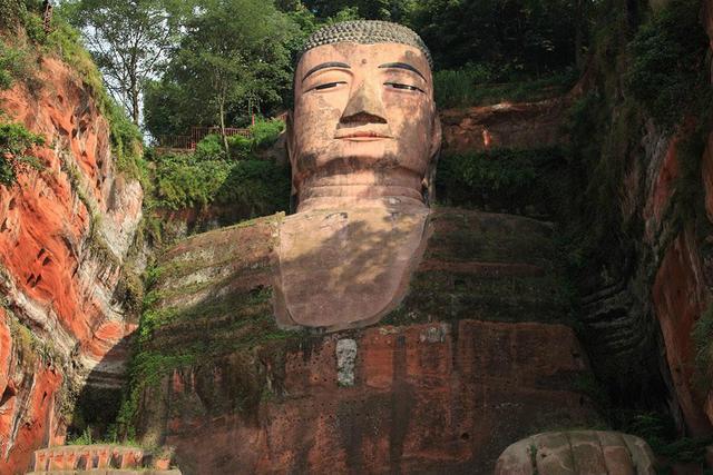 樂山大佛為何以屹立千年？又為何既不雙手合十也不打坐呢？