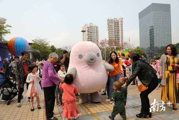 想要和萌萌噠的“鴨梨哥”見面嗎？快來布吉雕塑公益巡展吧