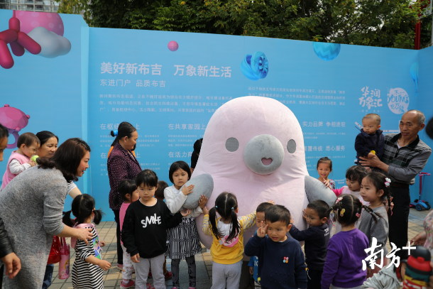 想要和萌萌噠的“鴨梨哥”見面嗎？快來布吉雕塑公益巡展吧