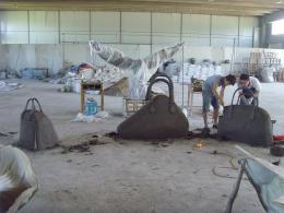 hj1709 箱包雕塑泥塑_青島國際服裝城不銹鋼雕塑、石雕、玻璃鋼雕塑_濱州宏景雕塑有限公司